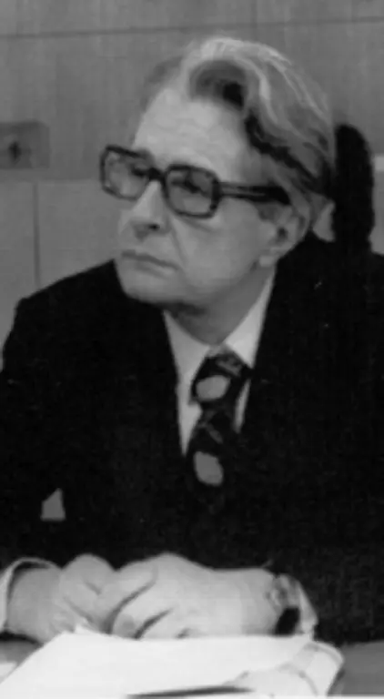 Schmidt-muss-bei-seinen-Entscheidungen-bis-an-die-Grenzen-des-Rechtstaates-gehen-Dabei-ist-ihm-als-Ratgeber-sein-Parteifreund-Hans-Jochen-Vogel-eine-wichtige-Stuetze-dem-er-herausragende-charakterliche-Qualitaeten-und-Faehigkeiten-bescheinigt