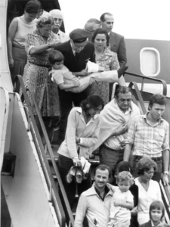 Gegenueber-der-RAF-bleibt-Schmidt-hart-und-laesst-schliesslich-die-Landshut-in-Mogadischu-stuermen-Fuer-den-Fall-eines-blutigen-Ausgangs-hat-er-seinen-Ruecktritt-vorbereitet