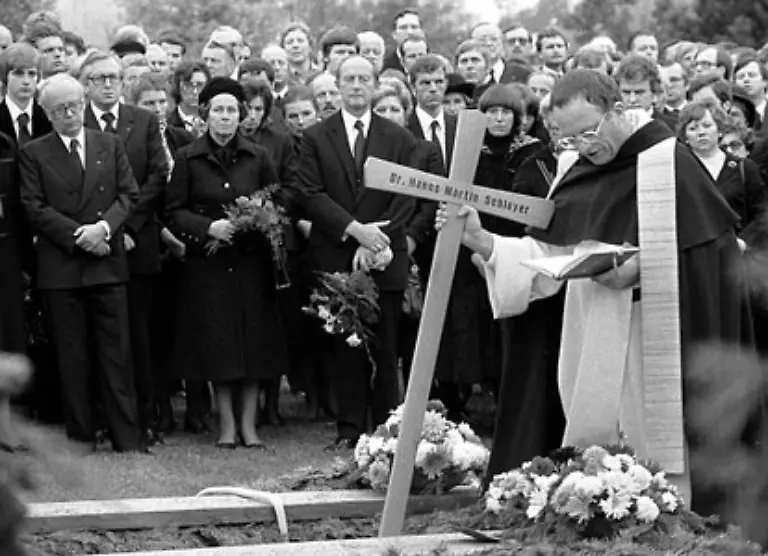 133-der-Preis-dafuer-ist-jedoch-hoch-Die-RAF-ermordet-Schleyer-Schmidt-wird-die-Mitschuld-an-seinem-Tod-sein-Leben-lang-begleiten-Aber-Weiss-der-Kuckuck-was-sonst-aus-Deutschland-geworden-waere-rechtfertigt-er-spaeter-seine-Entscheidung