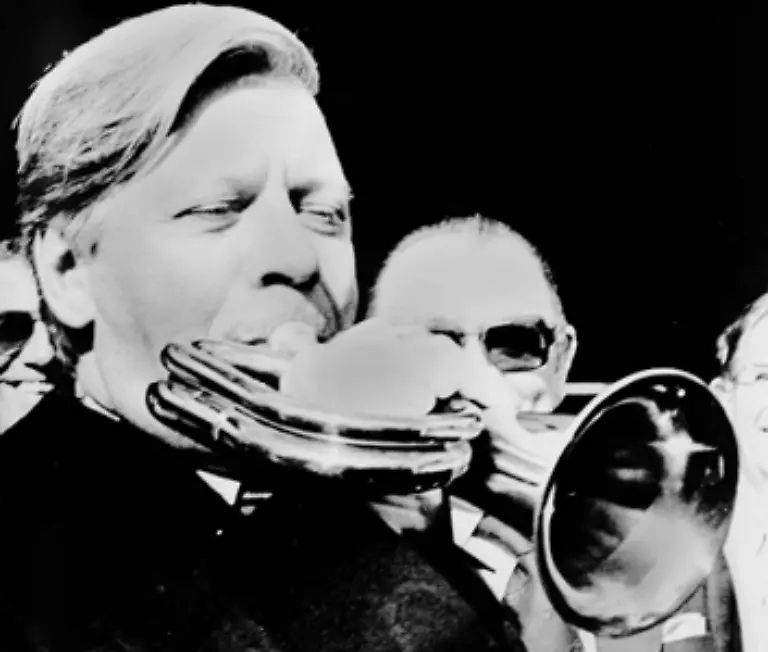 Doch-der-Bundeskanzler-kann-auch-andere-Seiten-zeigen-Schmidt-spielt-Orgel-und-Klavier-vor-allem-Bach