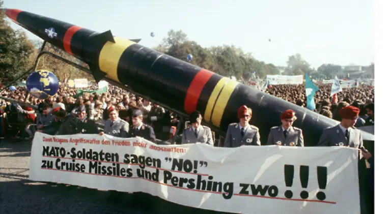 Dazu-traegt-neben-seiner-Wirtschaftspolitik-dem-harten-Kurs-gegenueber-den-Terroristen-und-seiner-Art-die-Regierung-zu-fuehren-vor-allem-der-so-genannte-NATO-Doppelbeschluss-bei-den-Schmidt-nur-mit-einer-Ruecktrittsdrohung-in-der-SPD-durchsetzen-kann