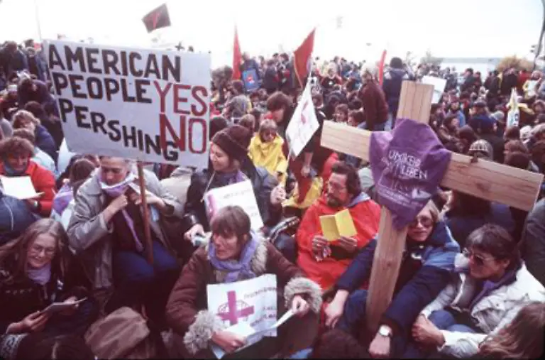 133-1979-bietet-die-NATO-dem-Warschauer-Pakt-Verhandlungen-ueber-die-Abruestung-atomarer-Mittelstreckenraketen-an-Falls-dieses-Angebot-scheitern-sollte-sollen-atomare-US-Raketen-auf-deutschem-Boden-stationiert-werden