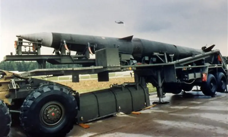 Die-Verhandlungen-scheitern-1983-werden-die-Raketen-in-Deutschland-stationiert-Dass-die-Sowjetunion-1987-schliesslich-doch-dem-Abbau-von-Mittelstreckenraketen-zustimmt-werten-die-Befuerworter-der-Stationierung-bis-heute-als-Erfolg-des-NATO-Doppelbeschlusses