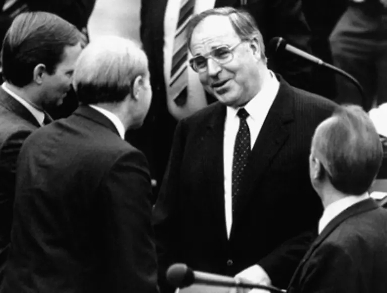 Es-kommt-zum-Bruch-der-Koalition-die-FDP-wechselt-die-Lager-und-dient-sich-der-Union-als-Partner-an-Am-1-Oktober-1982-beendet-Helmut-Kohl-mit-einem-konstruktiven-Misstrauensvotum-die-Amtszeit-von-Bundeskanzler-Helmut-Schmidt