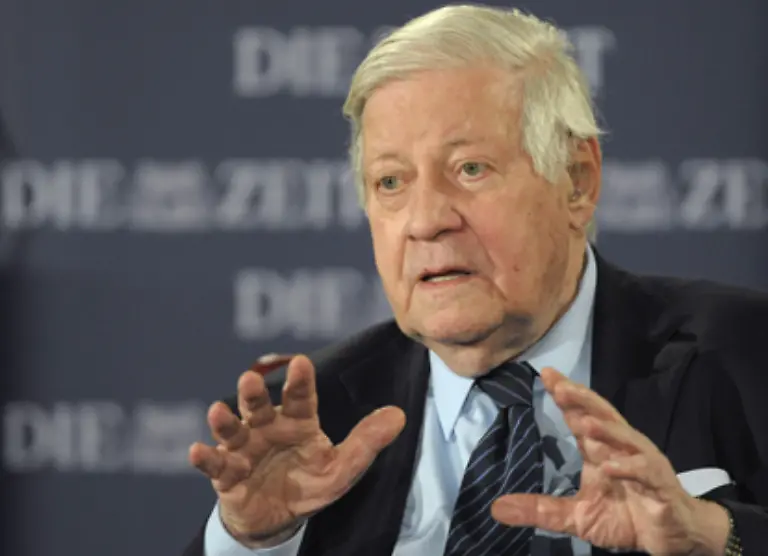 Der-entschliesst-sich-nicht-noch-einmal-als-Spitzenkandidat-anzutreten-Als-Gluecksfall-wertet-er-das-1983-folgende-Angebot-des-Verlegers-Gerd-Bucerius-Mitherausgeber-der-Zeit-zu-werden