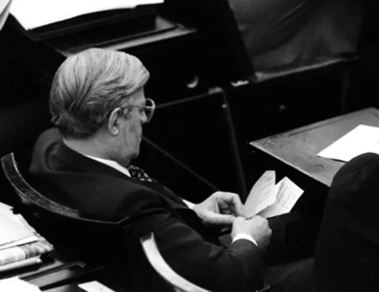 Als-dieser-muss-er-mit-ansehen-wie-sich-die-SPD-vom-NATO-Doppelbeschluss-verabschiedet-Waehrend-der-folgenden-Abstimmung-im-Bundestag-faltet-Schmidt-vielleicht-aus-Frust-einen-Papierflieger-auf-den-er-Pershing-II-geschrieben-hat