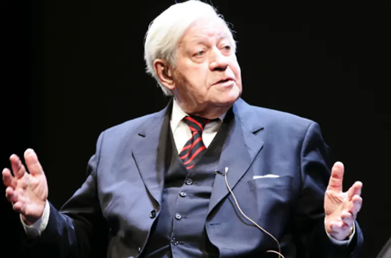Schmidt-begleitet-nach-seinem-Ausscheiden-aus-dem-Bundestag-1987-die-Politik-als-publizistischer-Autor-und-Ratgeber-Als-solcher-setzt-er-sich-auch-weiterhin-fuer-die-ihm-wichtigen-Ziele-und-Ueberzeugungen-ein