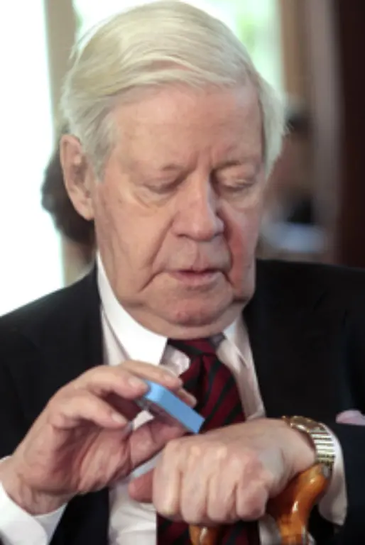 1997-etwa-unterzeichnet-er-als-Mitinitiator-als-einer-der-Ersten-die-Allgemeine-Erklaerung-der-Menschenpflichten-die-die-Pflicht-zur-Mitmenschlichkeit-formuliert-und-ein-Gegengewicht-zu-den-Menschenrechten-bieten-soll