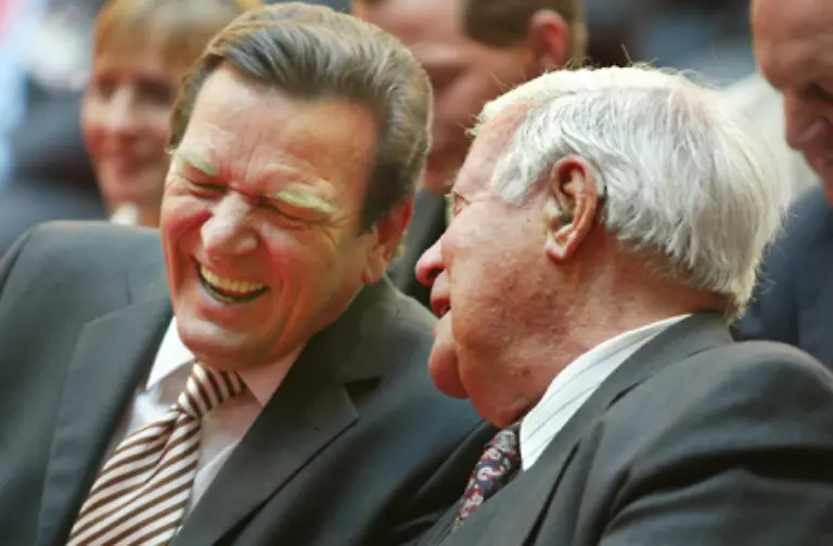 In-der-SPD-bleibt-der-Altkanzler-ein-gefragter-Mann-Gerhard-Schroeder-beruft-sich-1998-nach-seiner-Wahl-zum-Bundeskanzler-auf-Schmidts-Erbe-und-sucht-des-Oefteren-seinen-Rat