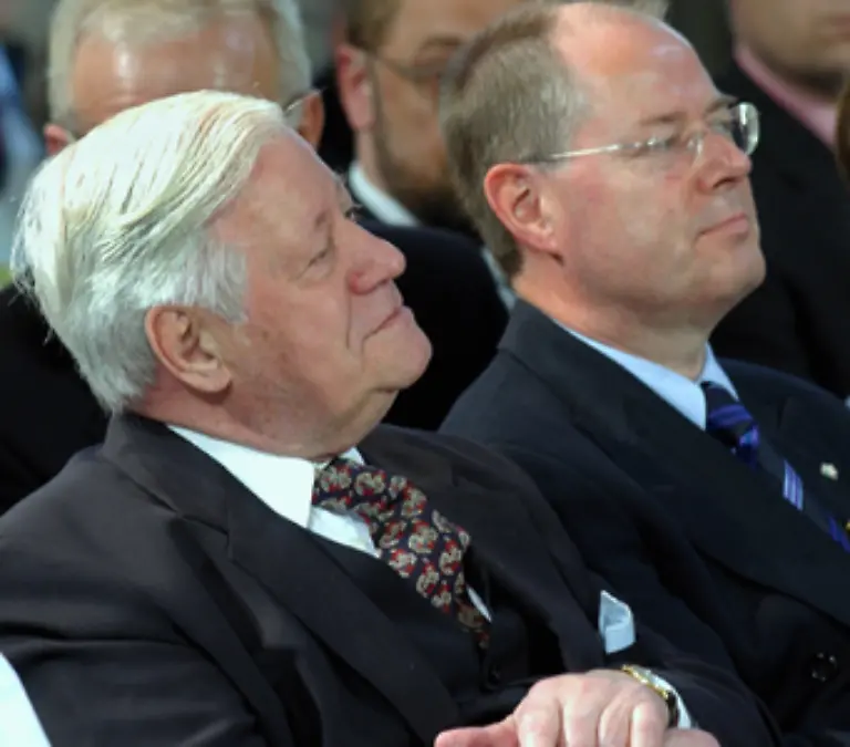 Auch-Finanzminister-Peer-Steinbrueck-trifft-Schmidt-regelmaessig-sie-spielen-Schach-zusammen-Er-ist-ein-Vorbild-fuer-mich-erklaert-Steinbrueck-der-nach-Schmidts-Worten-die-Partien-immer-gewinnt