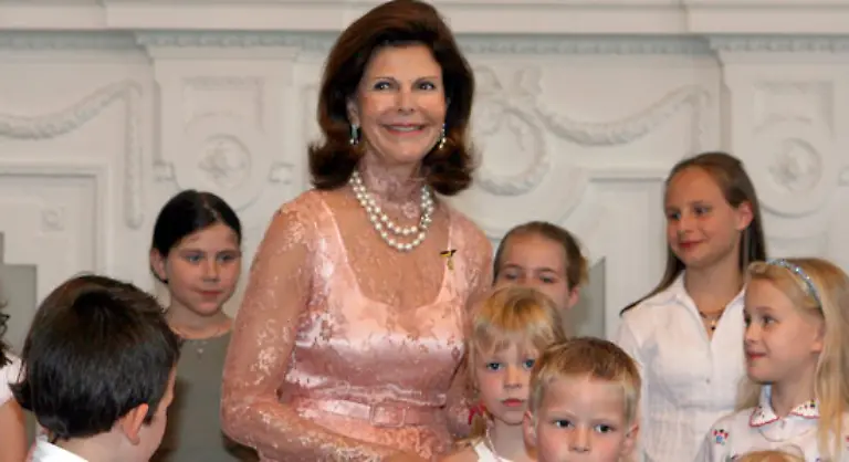 Damals-hatte-sich-die-gebuertige-Heidelbergerin-und-Ehefrau-von-Schwedens-Koenig-Carl-XVI-Gustaf-62-einen-Runden-Tisch-in-Stockholm-ueber-die-Probleme-von-schwedischen-Kindern-mit-Behoerdenvertretern-Experten-und-Hilfsorganisationen