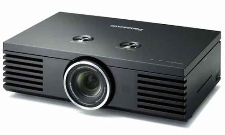 Rund-2000-Euro-kostet-der-Beamer-Panasonic-PT-AE2000-E-Die-Nr-1-von-Stiftung-Warentest-und-Videoaktiv-Digital-ueberzeugt-mit-einer-sehr-hohen-HD-Bildqualitaet-und-guter-Ausstattung-Geringe-Betriebsgeraeusche-machen-ihn-zum-optimalen-Heimkino-Projektor