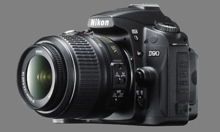 Die-Nikon-D90-macht-nicht-nur-tolle-Fotos-Sie-ist-auch-die-erste-Spiegelreflexkamera-die-Videos-aufnehmen-kann-ColorFoto-urteilt-Die-D90-ist-als-universelle-Kamera-fuer-Freizeit-und-Reise-nahezu-unschlagbar-Mit-Objektiv-18-55-mmm-kostet-sie-ab-910-Euro