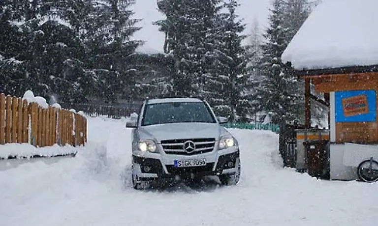 Der-Mercedes-GLK-ist-in-diesem-Jahr-neu-auf-den-Markt-gekommen-Reichlich-spaet-adaptiert-man-in-Stuttgart-das-Konzept-eines-kleinen-SUVs
