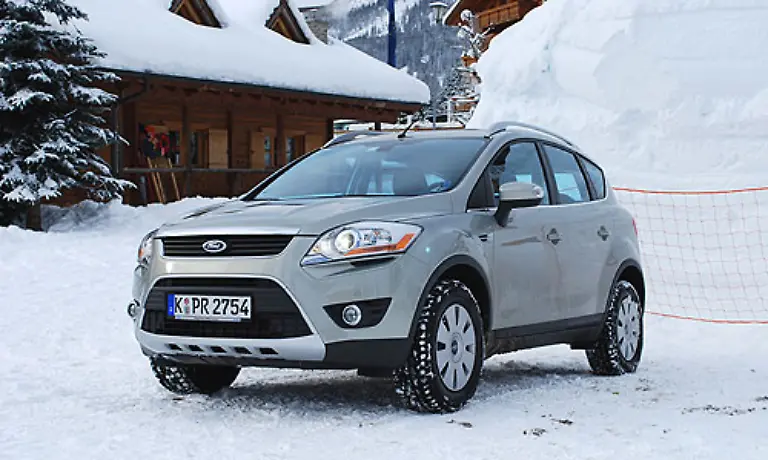 Doch-zunaechst-wollen-wir-sie-vorstellen-Brandneu-weil-erst-dieses-Jahr-auf-den-Markt-gekommen-ist-der-Ford-Kuga-Reichlich-viel-Zeit-hat-sich-Ford-mit-dem-Einstieg-in-die-SUV-Klasse-gelassen