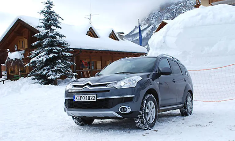 Das-gilt-auch-fuer-Citroen-Der-C-Crosser-ist-das-erste-SUV-der-Franzosen-ueberhaupt-und-bereichert-auch-erst-seit-Sommer-2007-den-Markt-Er-teilt-sich-die-Basis-mit-dem-Outlander-von-Mitsubishi-und-dem-4007-von-Peugeot