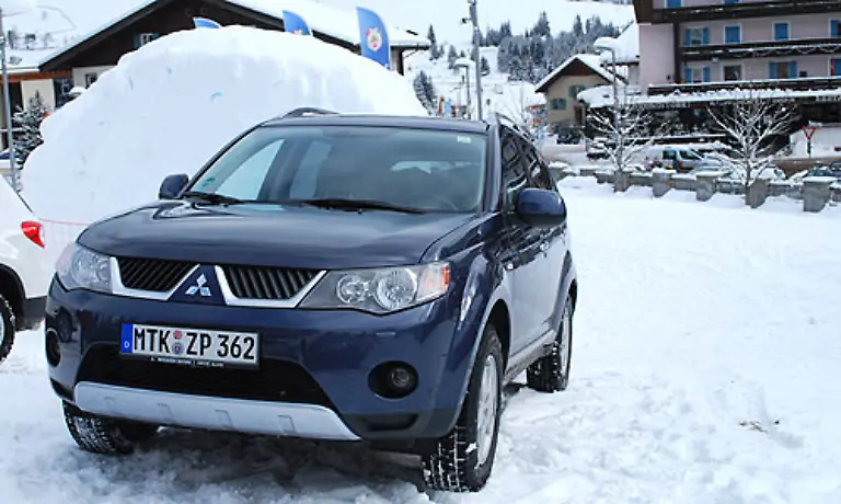 Das-Original-also-der-Mitsubishi-Outlander-nimmt-ebenfalls-teil-Er-ist-ein-Veteran-unter-den-Gelaendewagen