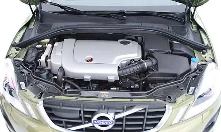 Sein-Fuenfzylinder-Motor-hat-2-4-Liter-Hubraum-leistet-185-PS-136-kW-bietet-ein-Drehmoment-von-400-Newtonmeter-und-kostet-mindestens-37-850-Euro