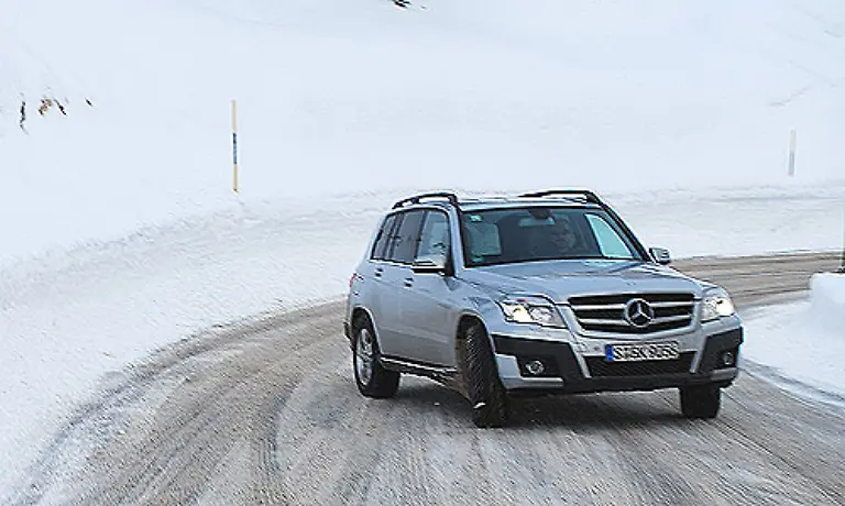 Auf-freier-Wildbahn-wird-der-GLK-jedoch-sehr-schwammig-Die-komfortable-Abstimmung-daemmt-jegliches-Gefuehl-fuer-die-Fahrbahn-Alles-ungewoehnliche-wird-vom-Fahrer-abgehalten-sprich-von-der-Elektronik-wegreguliert-Alles-bleibt-diffus