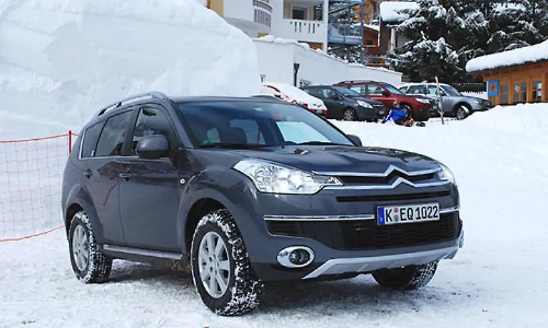 Dazu-setzte-der-Citroen-C-Crosser-bereits-in-2007-an-Das-erste-SUV-aus-den-Hallen-der-Franzosen-konnte-aber-bei-den-Kaeufern-in-Deutschland-bisher-eher-maessigen-Erfolg-verbuchen-Mit-knapp-1800-verkauften-Autos-in-2008-ist-er-der-Ladenhueter-im-Testfeld