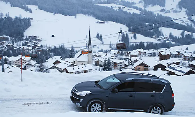 Das-koennte-auch-daran-liegen-dass-der-C-Crosser-gar-kein-Franzose-ist-Das-Auto-teilt-sich-die-Basis-mit-dem-Mitsubishi-Outlander-und-dem-Peugeot-4007-Gefertigt-wird-er-komplett-in-Japan-Lediglich-der-2-2-Liter-HDi-Diesel-kommt-aus-franzoesischer-Produktion