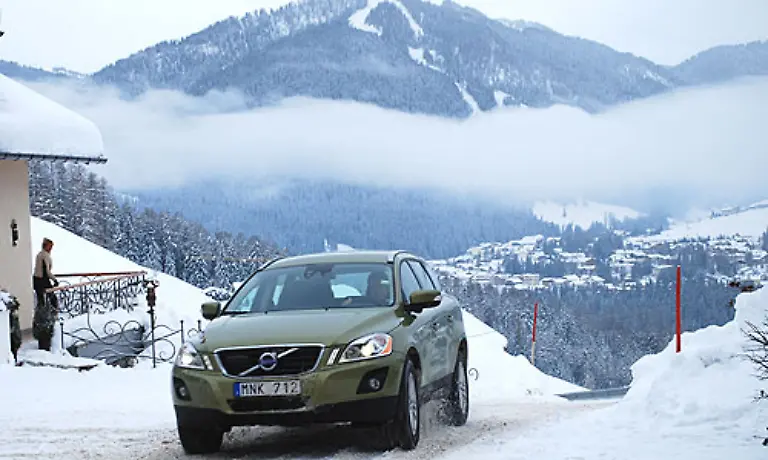 Bei-den-Schweden-setzt-man-mehr-auf-Lifestyle-und-einen-schicken-Auftritt-Das-zeigt-sich-bereits-an-der-Karosserie-Die-elegante-Linienfuehrung-weckt-Interesse-Volvo-sieht-das-Modell-zwischen-Coup-und-SUV-angesiedelt