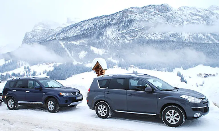 Dann-vielleicht-doch-lieber-das-Original-Der-Mitsubishi-Outlander-l-ist-mit-einem-Preis-von-34-990-Euro-nur-unwesentlich-teurer-als-sein-franzoesischer-Kollege-Ab-den-vorderen-Kotfluegeln-sind-die-Autos-jedoch-absolut-baugleich