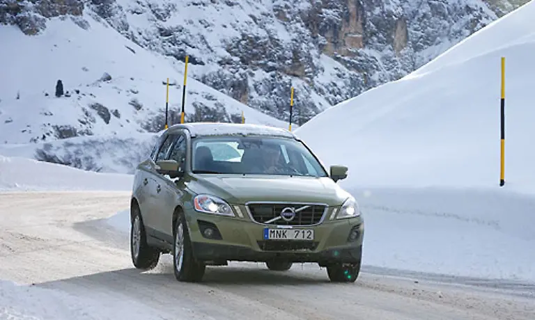 Im-Innenraum-gibt-sich-der-XC60-keine-Bloesse-Das-Interieur-entspricht-durchaus-Oberklasseanspruechen-Natuerlich-duerfen-ein-paar-schwedentypische-Eigenheiten-nicht-fehlen-Die-Liste-der-Sonderausstattungen-ist-lang-und-umfassend