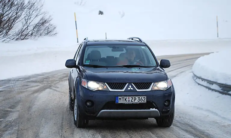 Obwohl-beide-Testfahrzeuge-neue-Winterreifen-hatten-machte-der-Outlander-auf-Eis-und-Schnee-einen-stabileren-Eindruck-Koennte-am-Fabrikat-liegen-wahrscheinlich-sind-aber-die-mit-18-Zoll-groesseren-Raeder-daran-schuld-Der-Citroen-begnuegt-sich-mit-16-Zoll