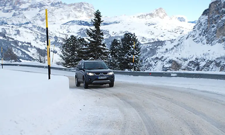 Ueber-die-Motorisierung-laesst-sich-nicht-viel-Neues-sagen-Interessanterweise-verbraucht-der-2-2-Liter-HDi-Diesel-im-Outlander-mit-7-3-Liter-etwas-mehr-Sprit-und-stoesst-mit-194-Gramm-etwas-mehr-CO2-in-die-Atmosphaere-aus