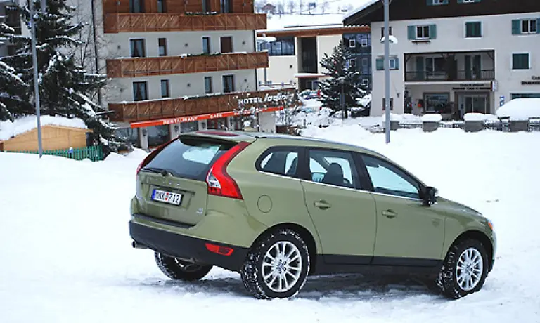 Der-Volvo-hingegen-kann-mit-seinem-guenstigen-Preis-punkten-Bei-vernuenftiger-Ausstattung-rund-10-000-Euro-weniger-ist-ein-Wort-Zudem-zeigt-er-sich-in-frischem-modernen-Gewande-Dennoch-wird-es-fuer-ihn-nicht-zum-Gipfelsturm-reichen