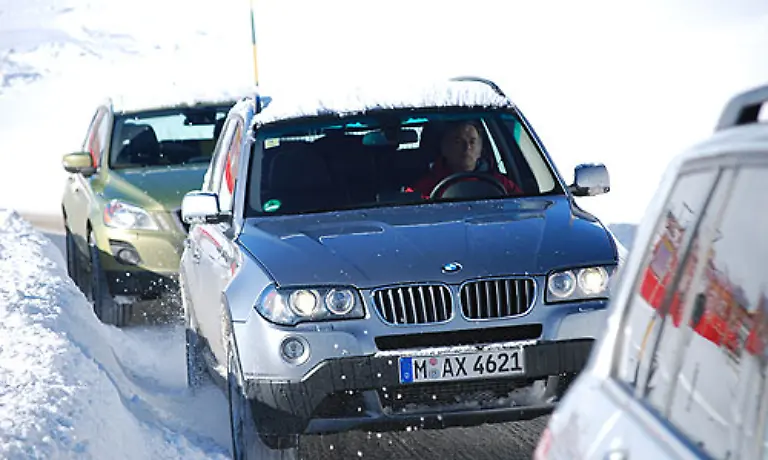 Die-beiden-anderen-Premium-SUVs-sind-da-schon-naeher-dran-Sie-sind-zwar-teurer-bieten-aber-auch-mehr-fuer-ihr-Geld-Vor-allem-in-Sachen-Motorisierung-und-Fahrwerk-Die-schwachen-Gelaendeeigenschaften-sind-fuer-den-Volvo-ein-echter-Hemmschuh