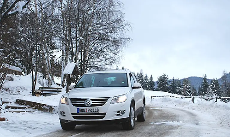 Das-ESP-ist-abschaltbar-und-mittels-der-Offroad-Taste-laesst-es-sich-auch-sicher-steile-Haenge-herunter-fahren-Mit-dem-Offroadsystem-gibt-es-einige-kleine-Helferlein-die-bei-Berganfahrten-und-abfahrten-sowie-im-Gelaende-dienlich-sind