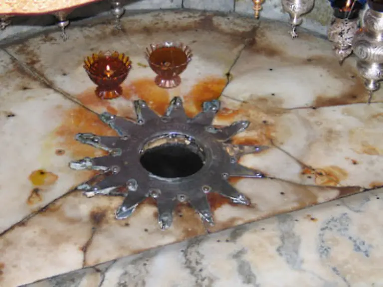 An-dieser-Stelle-stand-angeblich-die-Krippe