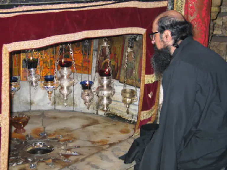 Nicht-nur-Priester-gehen-hier-auf-die-Knie