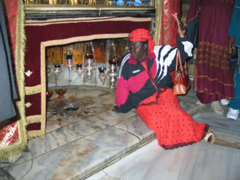 Menschen-aus-aller-Welt-kommen-hierher