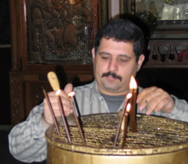 Vor-Weihnachten-muessen-die-Kerzenhalter-fuer-Pilgerkerzen-von-Wachs-befreit-werden