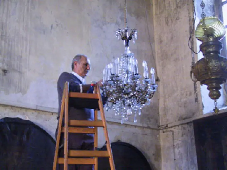 Auch-die-Kronleuchter-werden-entstaubt