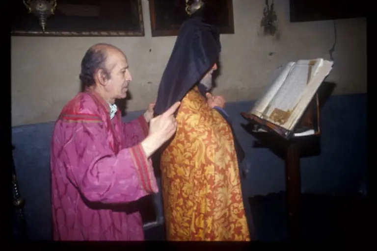 Der-armenische-Messdiener-rueckt-seinem-Priester-das-Hut-Tuch-gerade