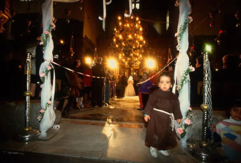 Ein-kleiner-Junge-uebt-das-Moenchsein-in-Franziskaner-Tracht