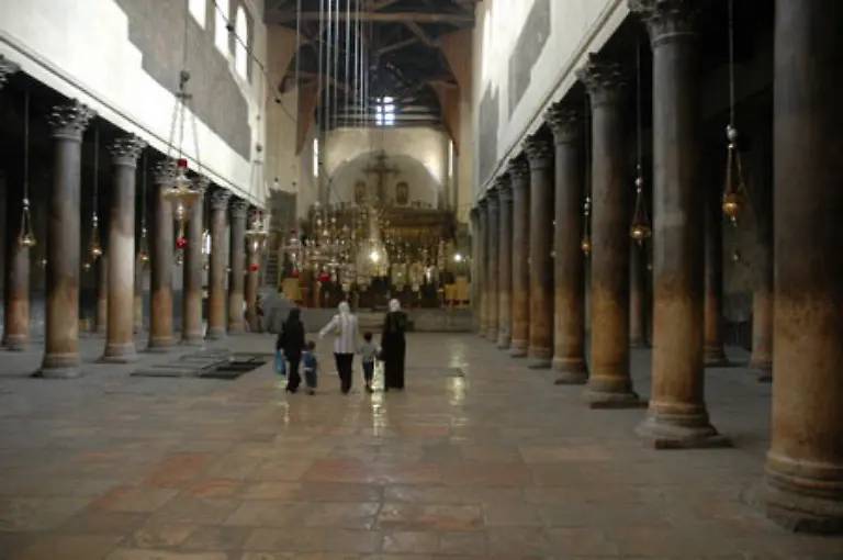 In-der-Geburtskirche-wird-auch-geheiratet