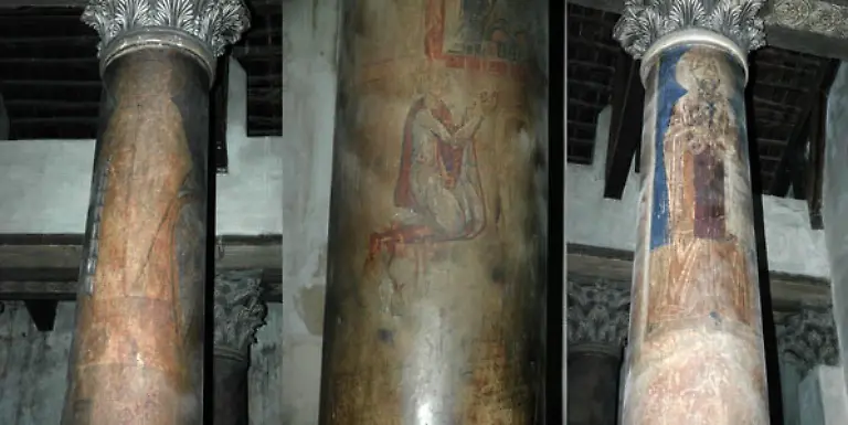 Die-wunderschoene-Basilika-wurde-im-4-Jahrhundert-errichtet-Auf-jeder-Saeule-ist-ein-gemalter-Saeulenheiliger-abgebildet