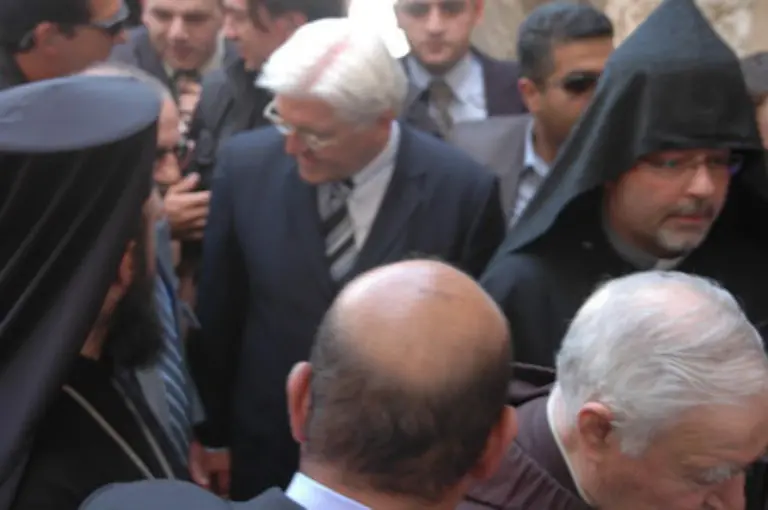 Manche-Pilger-werden-von-den-Priestern-natuerlich-persoenlich-empfangen-wie-hier-Frank-Walter-Steinmeier