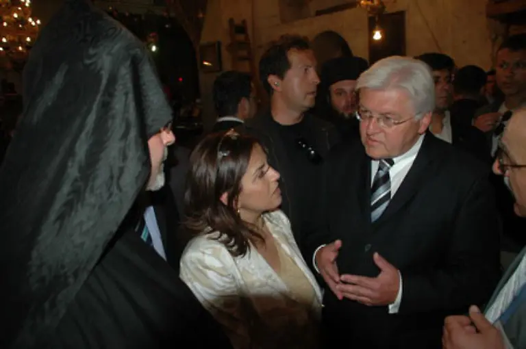 Manche-Pilger-fuehrt-sie-persoenlich-durch-die-Geburtskirche