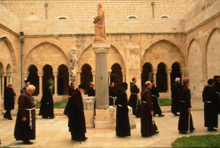 Die-Katholiken-sind-zu-spaet-gekommen-und-muessen-sich-mit-einer-Kirche-neben-der-Geburtskirche-begnuegen