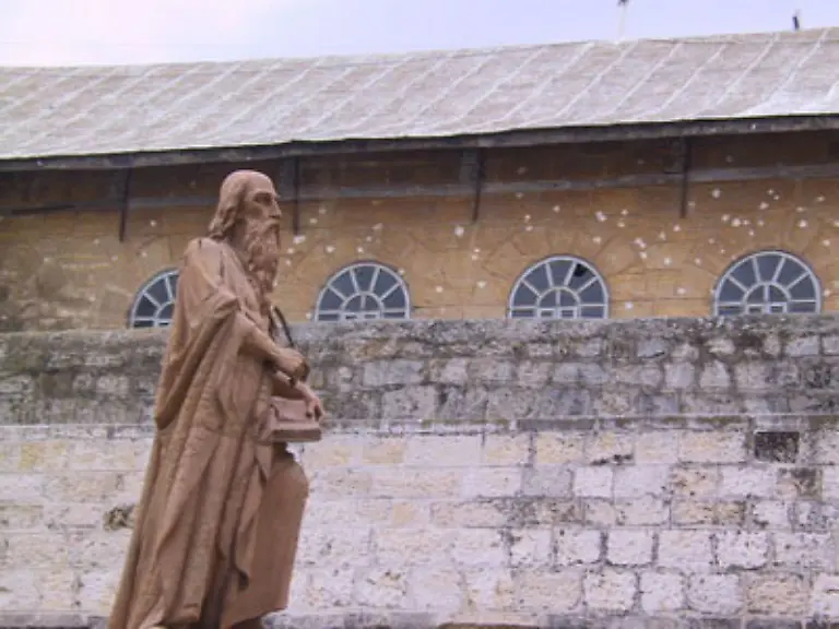 In-ihrem-Kreuzgang-steht-St-Hieronymos-der-in-einer-Grotte-die-Vulgata-Bibeluebersetzung-ins-Lateinische-geschaffen-hat-In-der-Kirchenmauer-hinter-ihm-sind-noch-Einschussloecher-aus-dem-Jahr-2002-zu-sehen-als-Terroristen-sich-in-der-Geburtskirche-verschanzt-hatten