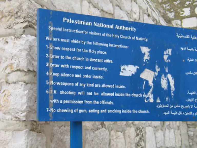 Schilder-auf-Arabisch-und-Englisch-fordern-von-Pilgern-sich-anstaendig-zu-kleiden-und-zu-benehmen