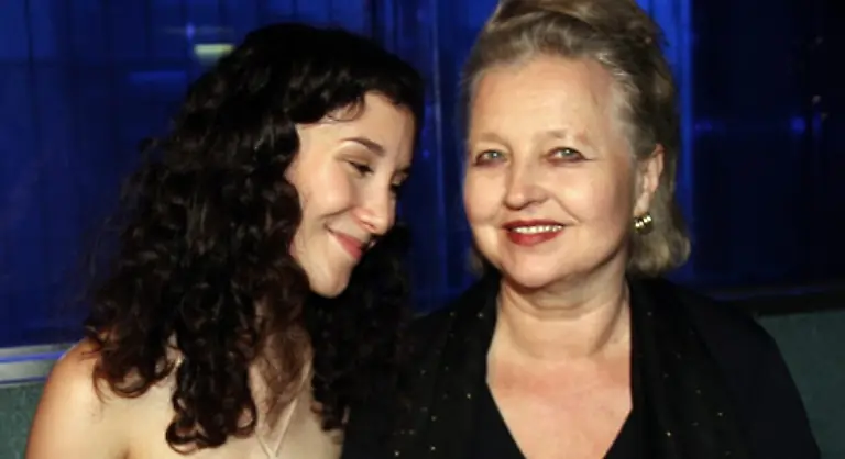 Sie-wirkt-ruhig-gelassen-kann-zuhoeren-und-hat-wie-sie-sagt-die-Gabe-sich-in-andere-hineinzufuehlen