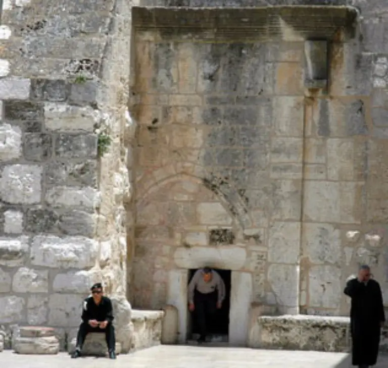 Das-monumentale-Eingangstor-wurde-verkleinert-damit-niemand-mit-Pferd-oder-Kamel-in-die-Kirche-hineinreitet