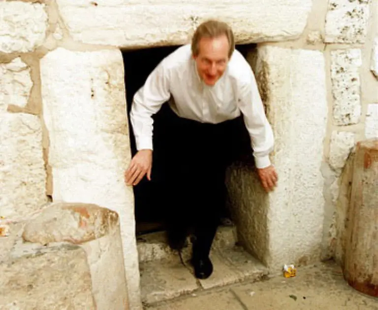 Sogar-der-Stuttgarter-Buergermeister-kann-die-Kirche-nicht-erhobenen-Hauptes-verlassen-sondern-nur-tief-gebueckt